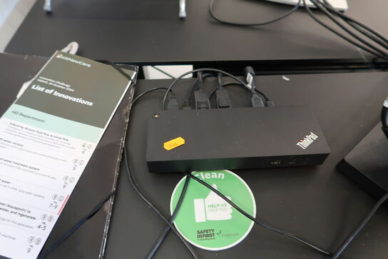 2 stk. computerskærme SAMSUNG S24E450D, dockingstation LENOVO ThinkPad Thunderbolt 3 Dock Gen 2, tastatur og mus