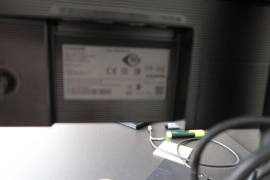 2 stk. computerskærme SAMSUNG F24T450FQR, dockingstation LENOVO, tastatur, mus