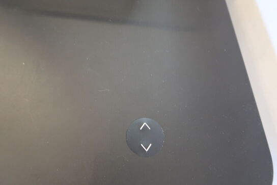 El. hæve/sænke skrivebord PAUSTIAN uden indhold samt skuffemodul