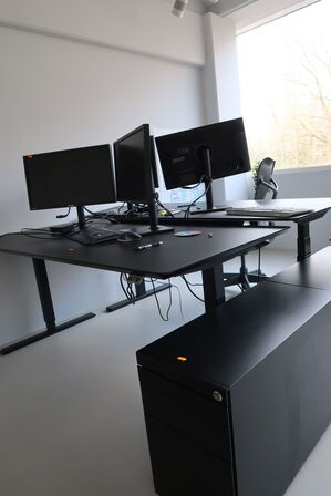 El. hæve/sænke skrivebord uden indhold samt skuffemodul