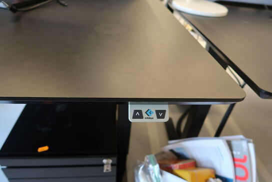 El. hæve/sænke skrivebord uden indhold med afskærmning samt skuffemodul