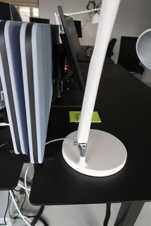 El. hæve/sænke skrivebord uden indhold med afskærmning samt skuffemodul