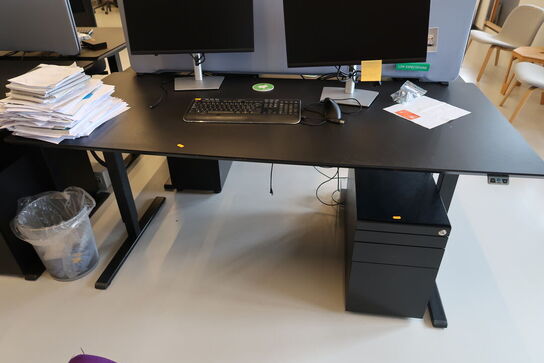 El. hæve/sænke skrivebord uden indhold med afskærmning samt skuffemodul