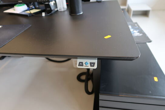 El. hæve/sænke skrivebord uden indhold med afskærmning samt skuffemodul