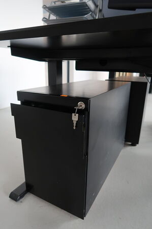 El. hæve/sænke skrivebord uden indhold med afskærmning samt skuffemodul