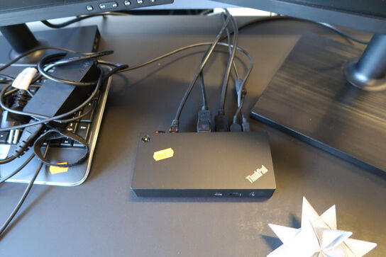 2 stk. computeskærme SAMSUNG S24E450, dockingstation LENOVO Thinkpad, tastatur, mus