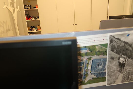 2 stk. computerskærme SAMSUNG S24E450, dockingstation LENOVO Thinkpad, tastatur, mus