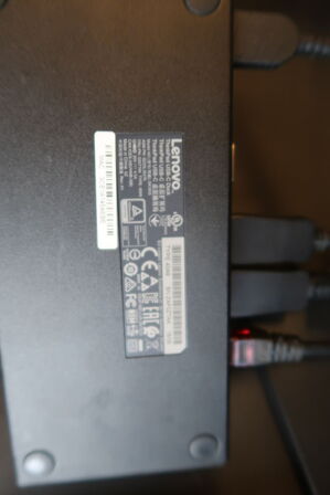 2 stk. computerskærme SAMSUNG S24E450, dockingstation LENOVO Thinkpad, tastatur, mus