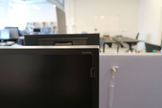 Computerskærm SAMSUNG, dockingstation LENOVO ThinkPad, tastatur, mus