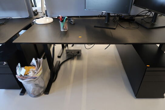 El. hæve/sænke skrivebord uden indhold med afskærmning samt skuffemodul