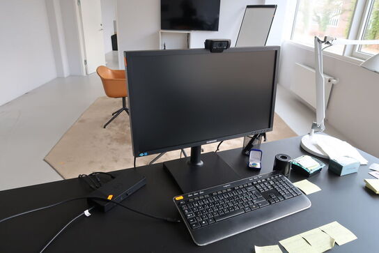 Computerskærm SAMSUNG S24E450, dockingstation DELL, tastatur, webcam