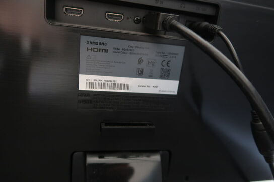 Computerskærm SAMSUNG U28E590D, dockingstation LENOVO Thinkpad, tastatur, mus