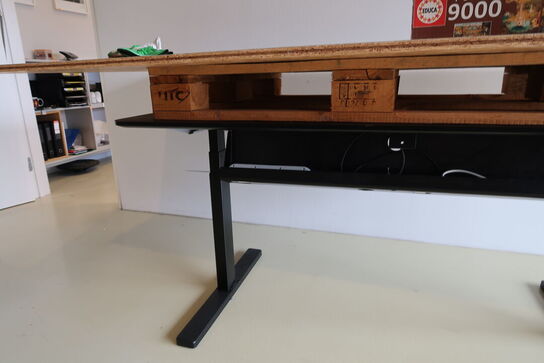 El. hæve/sænke skrivebord samt spånplade