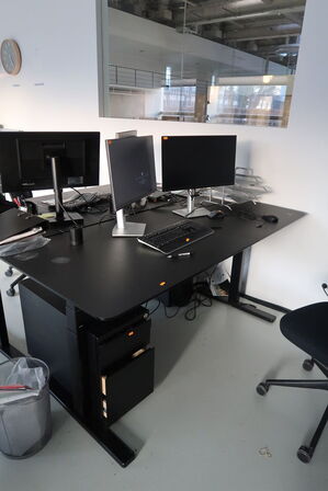 El. hæve/sænke skrivebord uden indhold samt skuffemodul