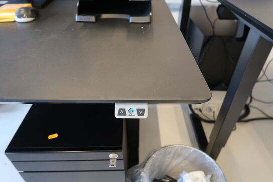 El. hæve/sænke skrivebord uden indhold med afskærmning samt skuffemodul