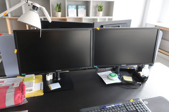 2 stk. computerskærme SAMSUNG S24E450, dockingstation LENOVO ThinkPad, tastatur
