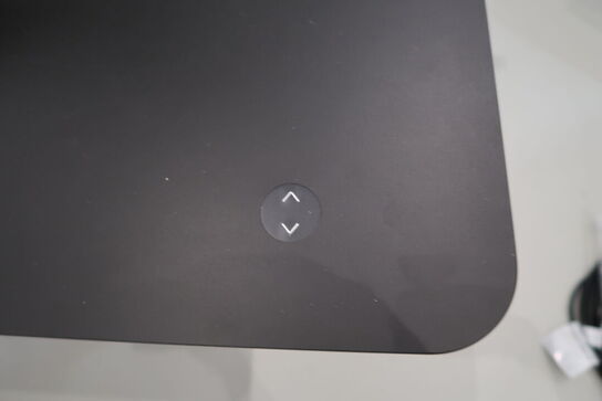 El. hæve/sænke skrivebord PAUSTIAN uden indhold med afskærmning samt skuffemodul