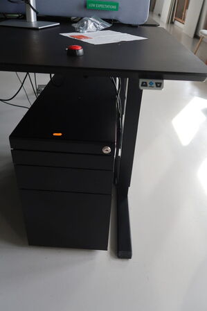 El. hæve/sænke skrivebord uden indhold med afskærmning samt skuffemodul