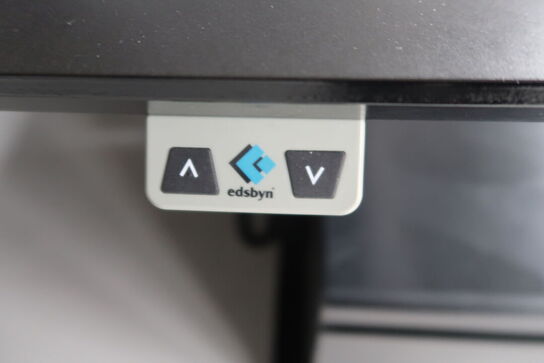 El. hæve/sænke skrivebord uden indhold med afskærmning samt skuffemodul