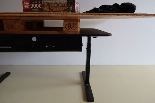 El. hæve/sænke skrivebord samt spånplade