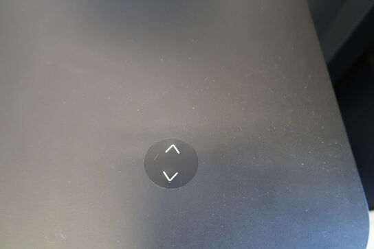 El. hæve/sænke skrivebord PAUSTIAN med afskærmning uden indhold samt skuffemodul