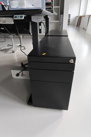 El. hæve/sænke skrivebord uden indhold med afskærmning samt skuffemodul