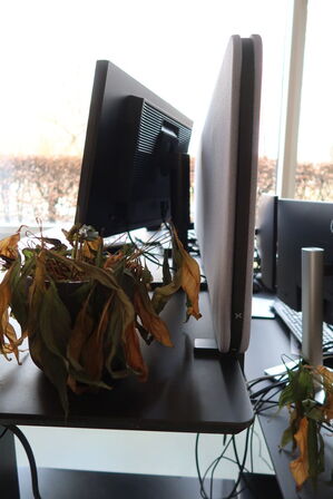 El. hæve/sænke skrivebord uden indhold med afskærmning samt skuffemodul