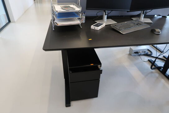 El. hæve/sænke skrivebord uden indhold med afskærmning samt skuffemodul