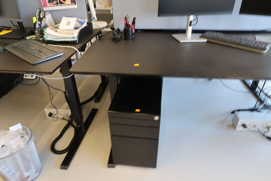 El. hæve/sænke skrivebord uden indhold med afskærmning samt skuffemodul