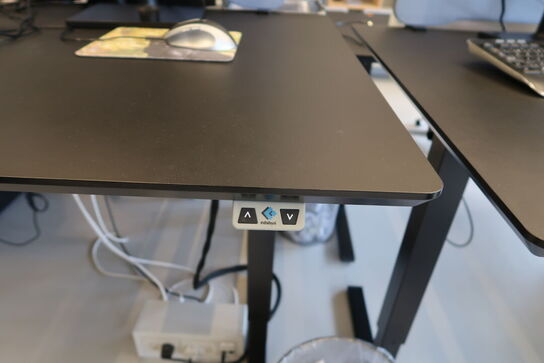 El. hæve/sænke skrivebord uden indhold med afskærmning samt skuffemodul