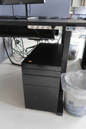 El. hæve/sænke skrivebord uden indhold med skuffemodul