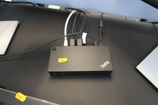 2 stk. computerskærme DELL P2422HE, dockingstation LENOVO ThinkPad, tastatur, mus