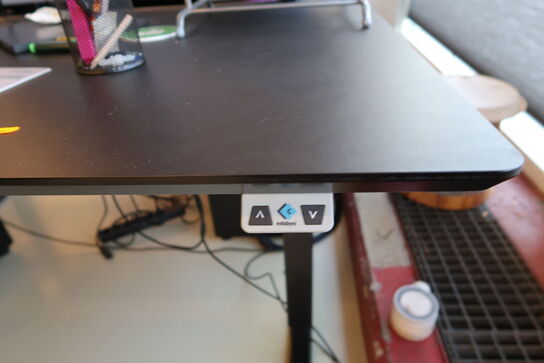 El. hæve/sænke skrivebord med afskærmning uden indhold samt skuffemodul