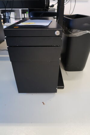 El. hæve/sænke skrivebord med afskærmning uden indhold samt skuffemodul