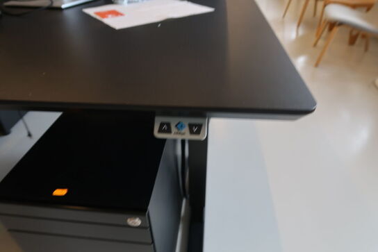 El. hæve/sænke skrivebord uden indhold med afskærmning samt skuffemodul