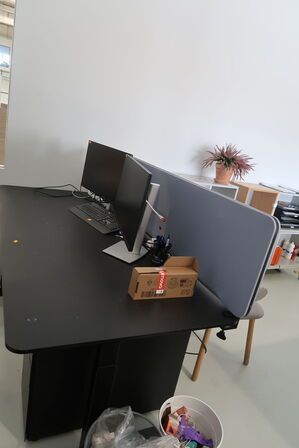 El. hæve/sænke skrivebord uden indhold med afskærmning samt skuffemodul