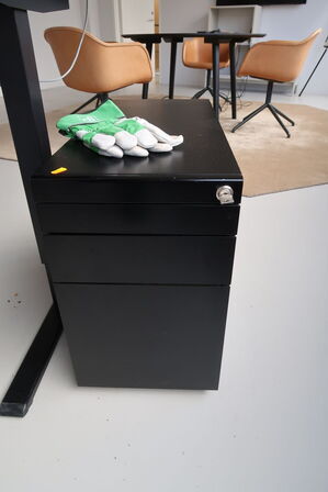 El. hæve/sænke skrivebord uden indhold samt skuffemodul