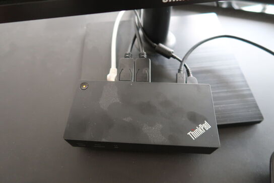 2 stk. computerskærme SAMSUNG S24E450B, dockingstation LENOVO Thinkpad, tastatur og mus