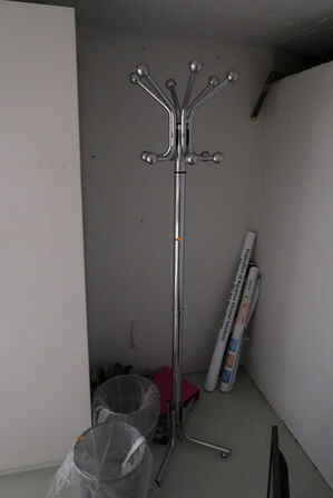 Stumtjener samt 2 stk. papirkurve