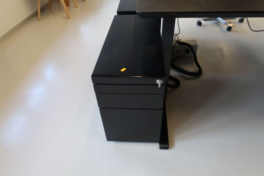 El. hæve/sænke skrivebord uden indhold med afskærmning samt skuffemodul