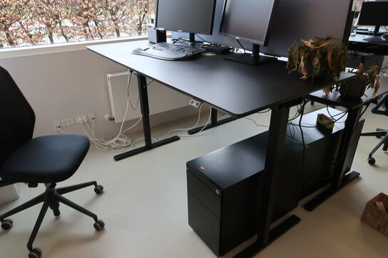 El. hæve/sænke skrivebord uden indhold med afskærmning samt skuffemodul