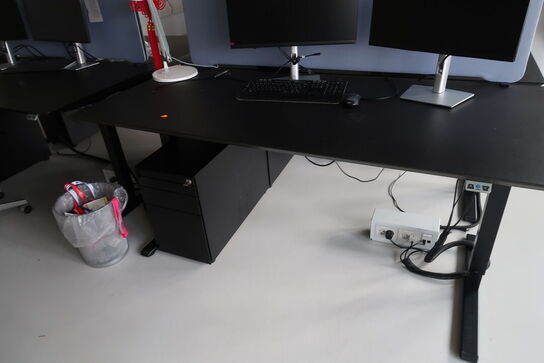 El. hæve/sænke skrivebord uden indhold med afskærmning samt skuffemodul