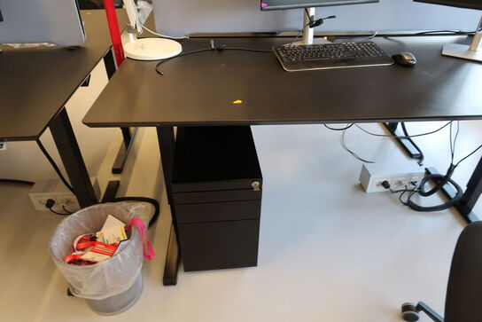 El. hæve/sænke skrivebord uden indhold med afskærmning samt skuffemodul