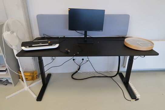 El. hæve/sænke skrivebord PAUSTIAN med afskærmning