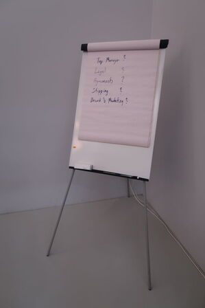 Whiteboard samt papirkurv