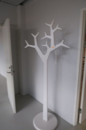 Stumtjener SWEDESE TREE af Michael Young/Katrin Olina samt whiteboard