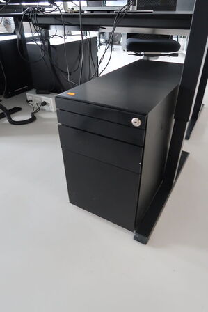 El. hæve/sænke skrivebord uden indhold med afskærmning samt skuffemodul