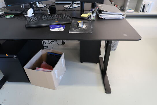 El. hæve/sænke skrivebord uden indhold samt skuffemodul