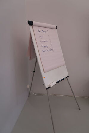 Whiteboard samt papirkurv