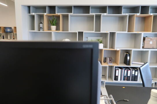 2 stk. computerskærme SAMSUNG S24E450, dockingstation LENOVO ThinkPad, tastatur, mus